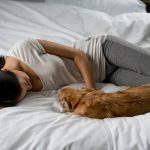 النوم بجانب الكلاب يحمل فوائد صحية مثيرة!