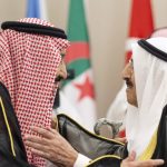 العاهل السعودي وأمير قطر يتصلان بأمير الكويت للاطمئنان على صحته
