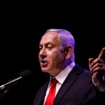 هروب رئيس وزراء إسرائيل بنيامين نتنياهو من قاعة في أسدود عقب تعرضها لقصف فلسطيني