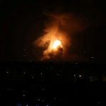 إسرائيل تستهدف مواقع في غزة ودوي صفارات الإنذار في “الغلاف”