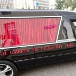 بالصور: منافسة بوتين تحتفل بزفافها في سيارة دفن الموتى