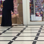فيديو فتاة سعودية تمسح البلاط أمام محل نسائي في خميس مشيط يثير الجدل