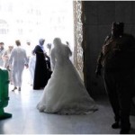 بالصور.. لحظة منع عروس من دخول الحرم من قبل الحرس الامني